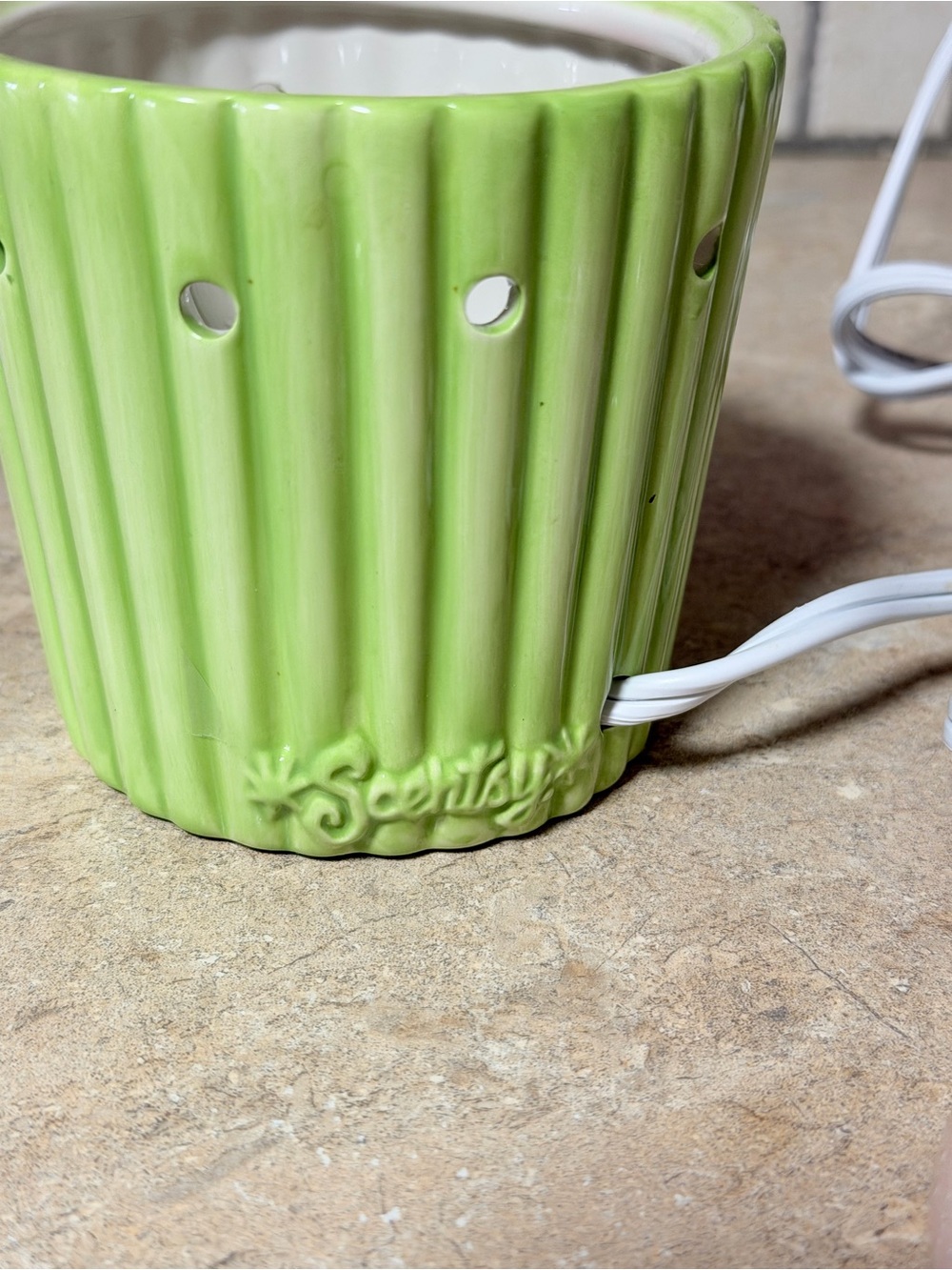 SCENTSY mid Size retired Cupcake ceramic wax warmer - Picture 7 of 7
